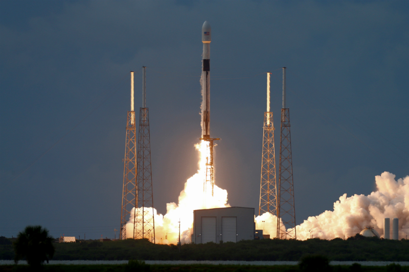 SpaceX lanzó cohete Falcon 9 que transporta satélite de comunicaciones israelí (Video)