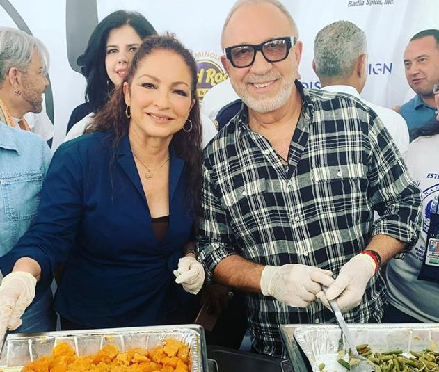 Gloria y Emilio Estefan sirvieron comida tradicional de Thanksgiving en Miami