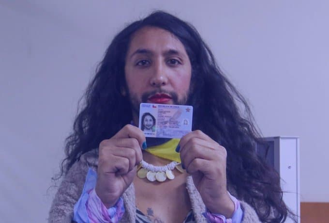 Chile otorga la primera cédula a una persona no binaria