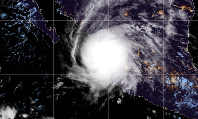 Roslyn toca tierra en el oeste de México, como el huracán más fuerte del Pacífico oriental en 7 años