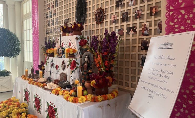 La Casa Blanca coloca ofrendas a familiares fallecidos del personal
