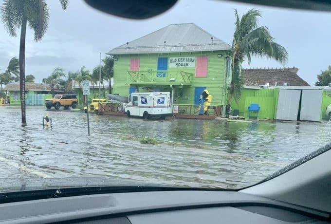 Residentes de Florida experimentan los efectos de la tormenta Nicole