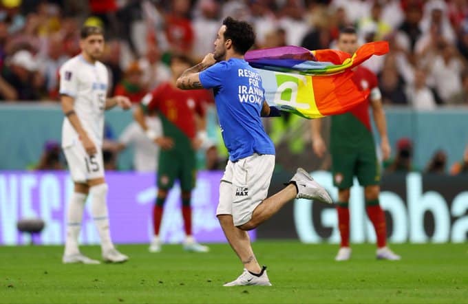 Aficionado interrumpe el Portugal vs Uruguay con una bandera del orgullo gay