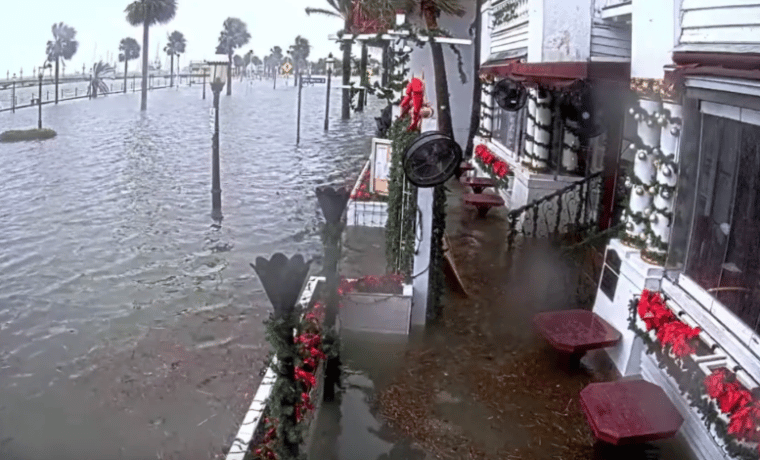 Nicole deja a Florida inundada con daños en calles y carreteras