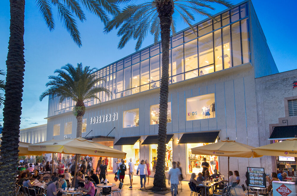 Hombre grabó a una madre y su hija en vestidor de Forever 21 en Lincoln Road