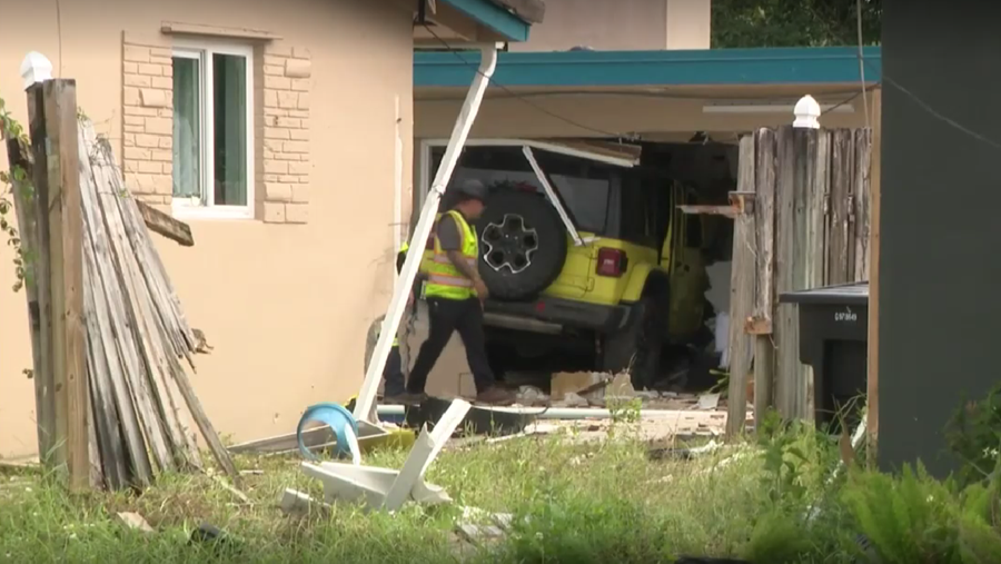 Inexplicable choque de un jeep contra una casa en Fort Lauderdale deja un herido