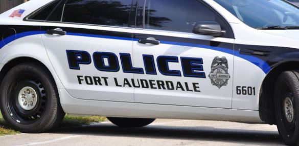 Suspenden a policía de Fort Lauderdale que empujó a mujer arrodillada