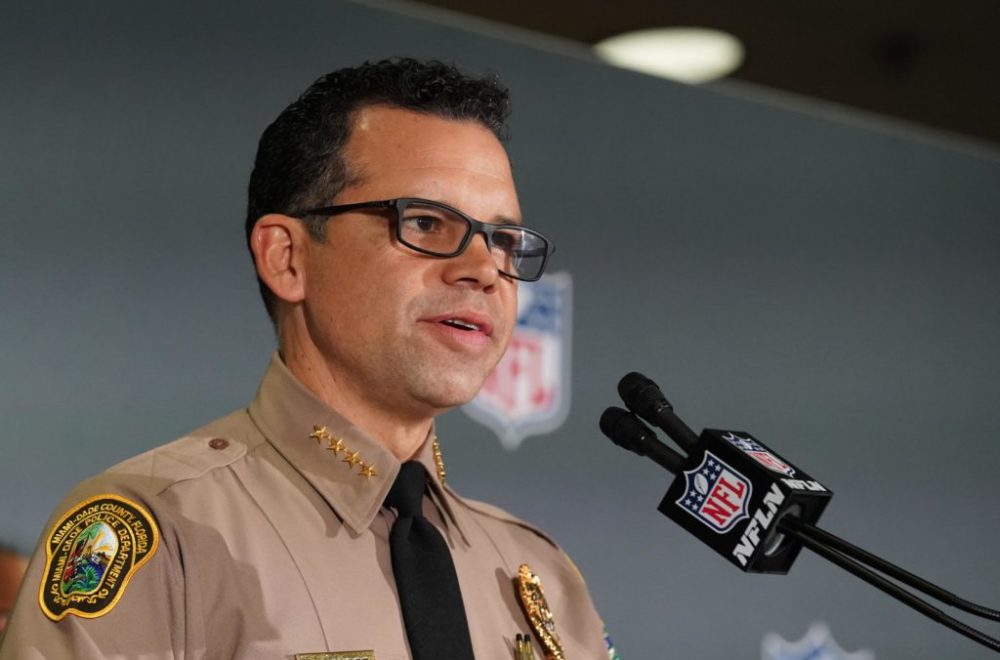 Director de policía de Miami-Dade está vivo gracias a la rápida acción de su esposa