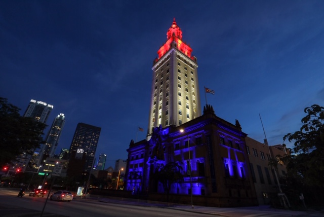 Torre de la Libertad de Miami se iluminará con colores de la bandera francesa