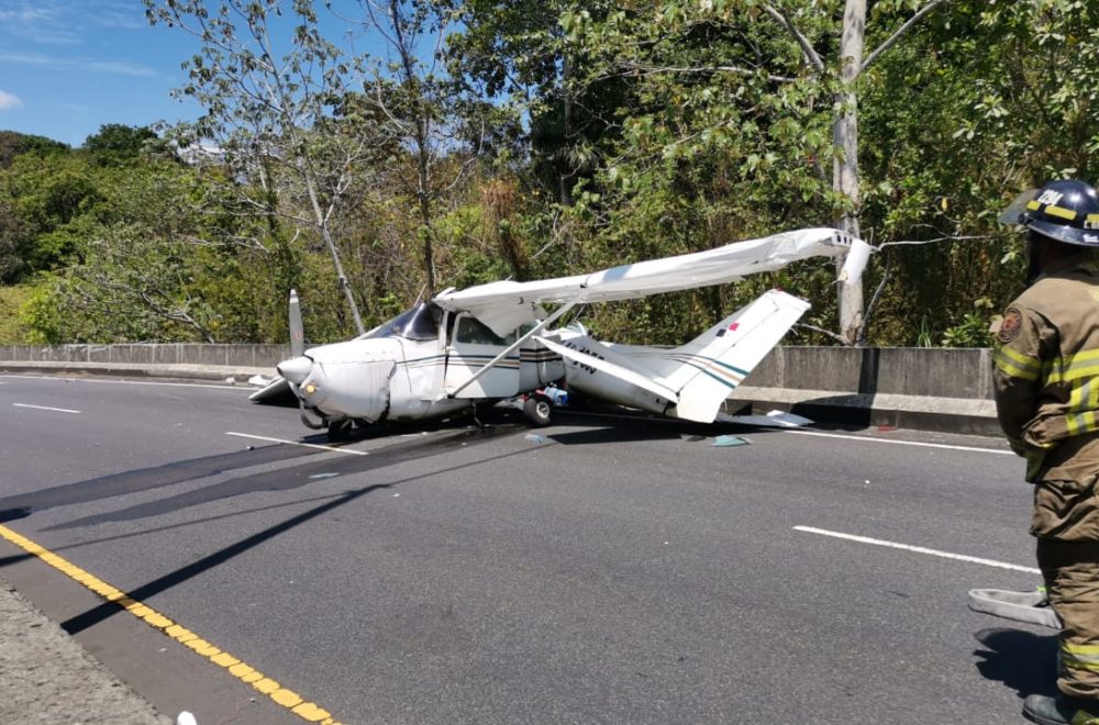 Avioneta cayó del cielo sobre una autopista: pasajero grabó todo