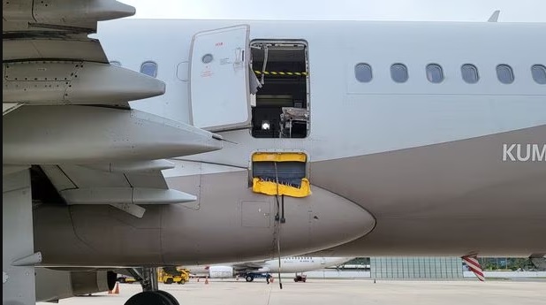 Caos aéreo: pasajero abrió la puerta del avión en pleno vuelo
