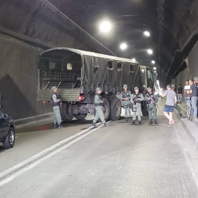 Militares venezolanos bloquearon túnel para impedir el paso de los diputados que viajan en busca de la ayuda humanitaria (video)