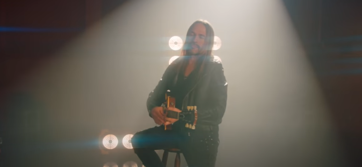 Guitarrista de Maná tiene la primera Gibson personalizada para un latino