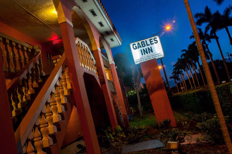 Recepcionista asesinó a tiros a un huésped en hotel de Coral Gables