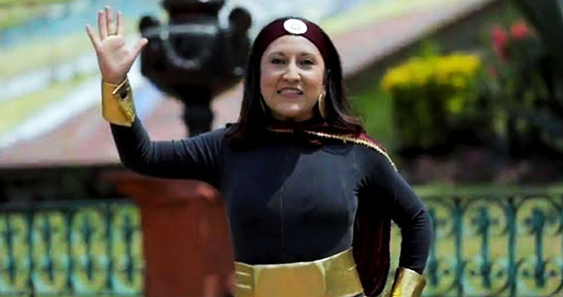 ¡Para morir de risa! Alcaldesa en México se disfrazó de heroína para combatir el coronavirus (Video)
