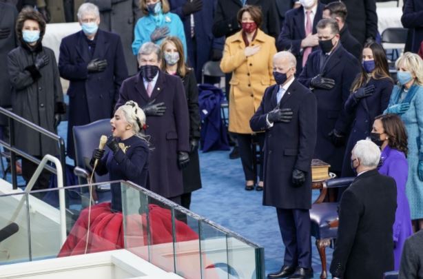 Lady Gaga conmovió a todos entonando el himno nacional en el acto de Biden