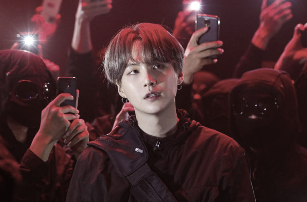 Cantante de BTS “rechazó” a fan en pleno concierto por tener iPhone