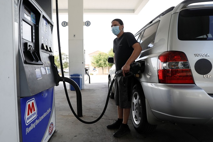 Precio promedio de la gasolina en Florida cayó tres centavos la última semana