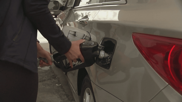 ¿Por qué está bajando el precio de la gasolina en Florida?