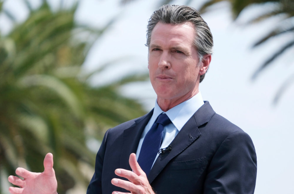 Gobernador de California responde a DeSantis tras irregularidad con migrantes: “eres patético”