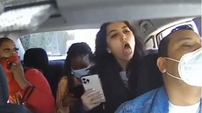 ¡Insólito! Tres mujeres agredieron y tosieron sobre Uber que les pedía usar mascarilla +Vídeo