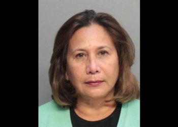 Mujer acusada de robar cientos de miles de dólares a dos comunidades de Florida