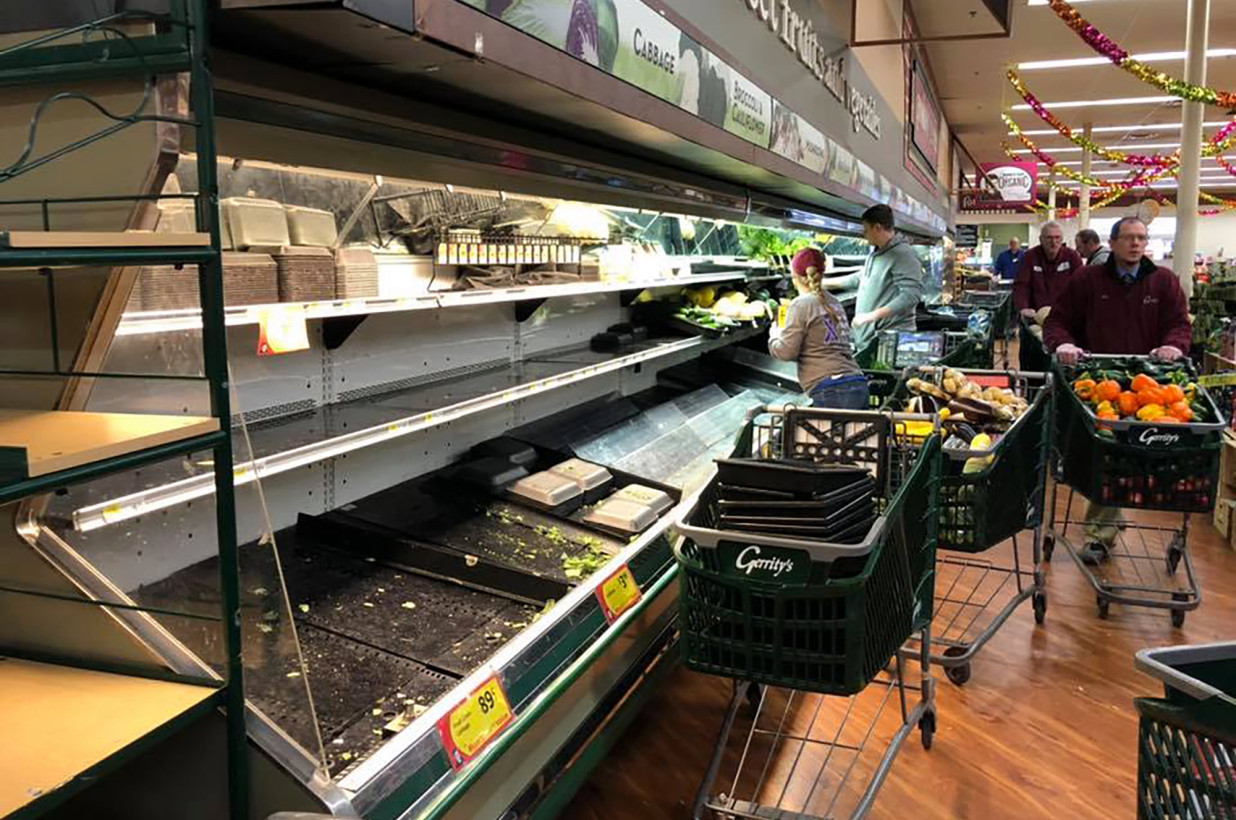 $35.000 en comida fueron desechadas en supermercado después que mujer tosió sobre ella intencionalmente
