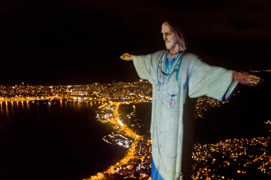 Río de Janeiro rindió homenaje al personal de salud al transformar al Cristo Redentor en un médico (video)