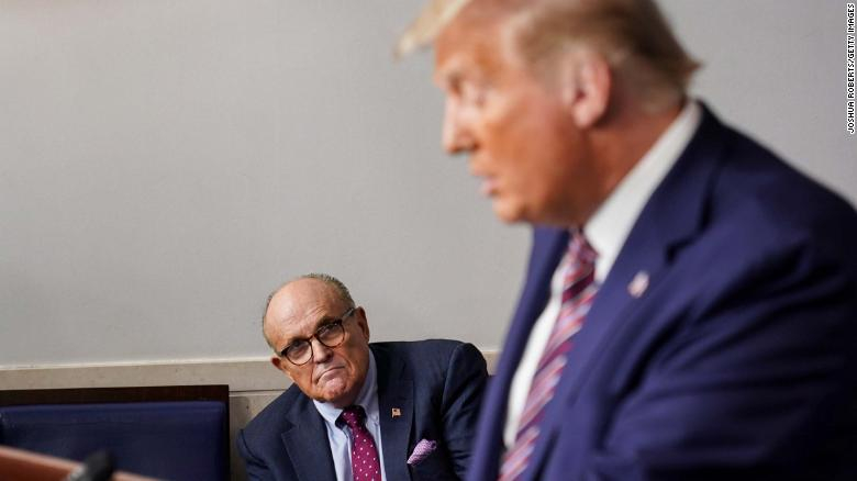 Rudy Giuliani pagó caro  defender a Donald Trump