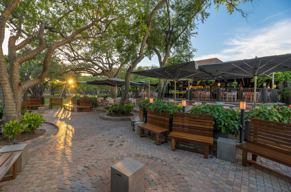 Comer, brindar y desconectar: el encanto natural de Glass & Vine