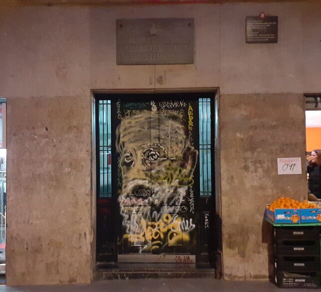 Pintan graffiti del escritor Unamuno en la puerta de su casa natal en España