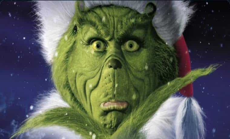 FOTOS: Policía se disfraza de Grinch y entrega peculiar regalo a infractores