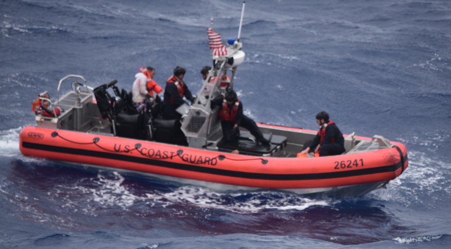 Rescatan a 13 migrantes cubanos en alta mar frente a Florida