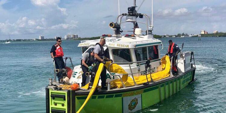 Guardacostas buscan a un nadador desaparecido en Miami Beach