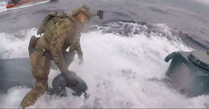 Dramáticas imágenes de la Guardia Costera de EEUU capturando un “narcosubmarino” (Video)
