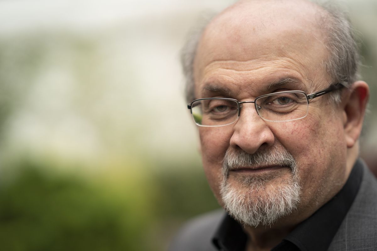 El escritor Salman Rushdie sigue en estado grave de salud luego de ser apuñalado