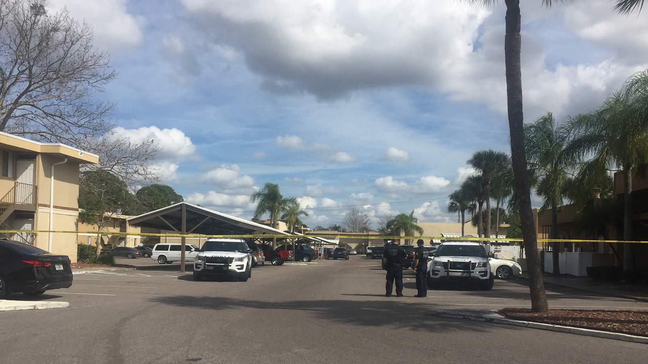 Sospechoso de robo muere en un tiroteo en un complejo de apartamentos de Orlando