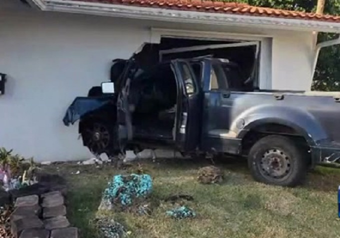 Habitación de niño de 2 años quedó destruida tras  impacto de una camioneta