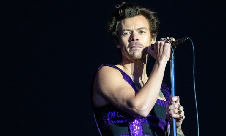 Harry Styles mostró más de lo debido en su concierto… ¡frente a Jennifer Aniston!