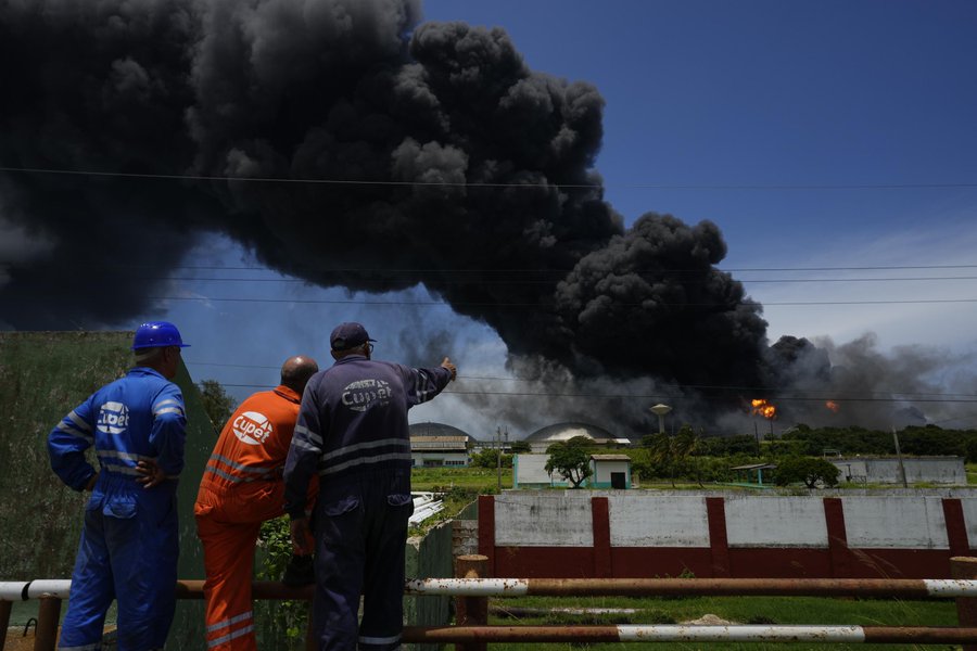 Incendio de granja de tanques de petróleo en Cuba deja 17 desaparecidos y decenas de heridos
