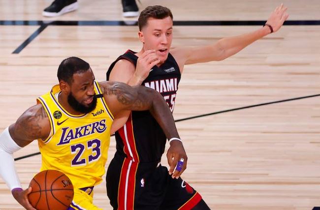 Lakers dominaron a placer primero de la final ante Heat