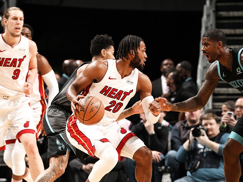 Heat regresó a la zona clasificatoria tras lauro ante Hornets