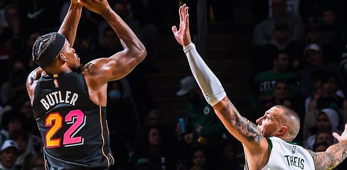 Jimmy Butler  condujo al Miami Heat a un triunfo ante Boston Celtics