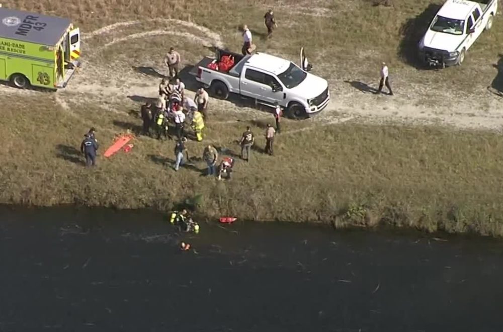 Helicóptero se estrelló en canal de Miami-Dade con dos personas a bordo
