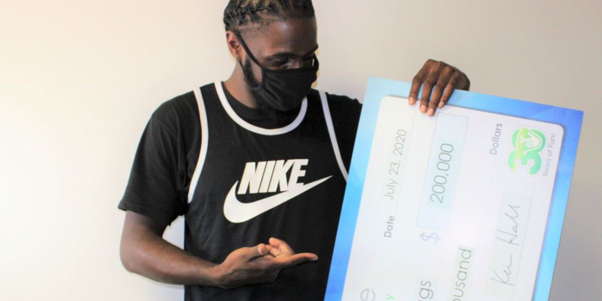 Hombre ganó $200.000 en lotería durante viaje al supermercado con su mamá