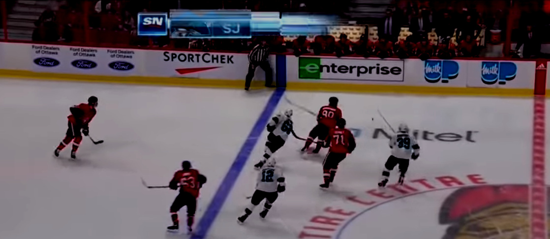 Jugador de hockey queda inconsciente al chocar con la cabeza de otro jugador (Video)