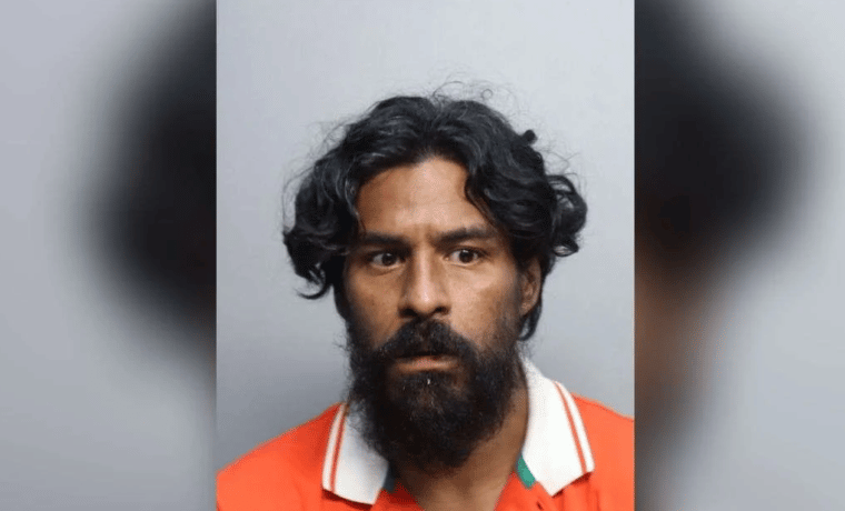 Sorprenden a un hombre masturbándose en el patio trasero de casa en Tamiami