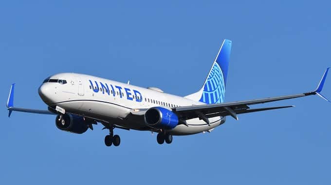 Hombre bajo los efectos de drogas psicodélicas causó pánico en avión de United Arilines