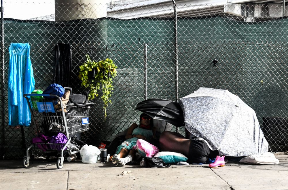 Florida aprueba ley para impedir que personas sin hogar duerman en espacios públicos
