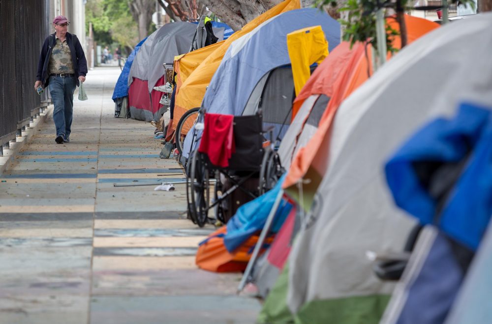 DeSantis impulsa ley para impedir ‘campings’ de personas sin hogar en Florida